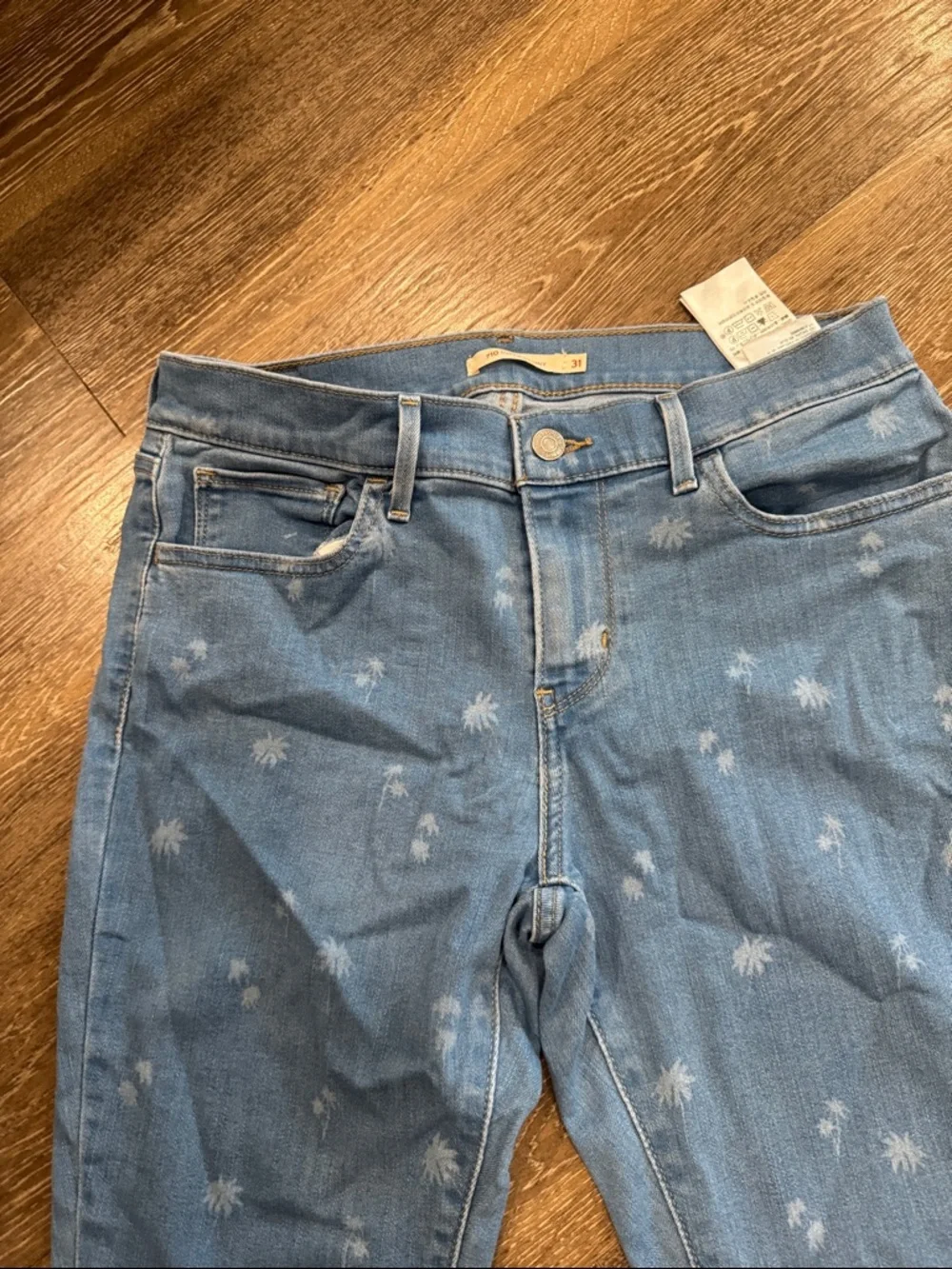 Levi's 710 Light Blue Skinny Jeans with Subtle Palm Print - Picture 2 of 6